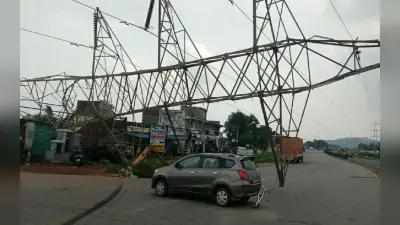 Jharkhand News: रांची में बड़ा हादसा टला, ट्रांसमिशन टावर गिरने से कार-ट्रक क्षतिग्रस्त, एक व्यक्ति घायल