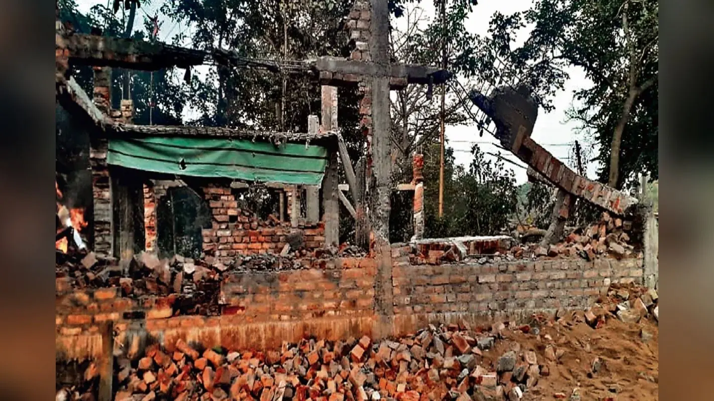 झारखंड: इस गांव के आदिवासी क्यों हुए उग्र? निर्माणाधीन मकान को किया ध्वस्त, पुलिस पर भी किया हमला