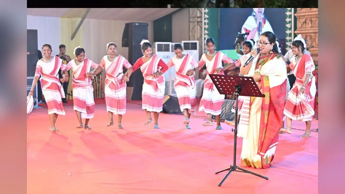 PHOTOS: विश्व आदिवासी दिवस पर झारखंड आदिवासी महोत्सव के रंग में रंगी रांची,जनजातीय कला-संस्कृति का अनूठा संगम