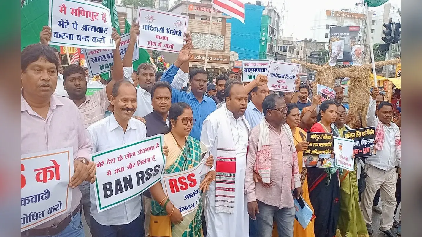 झारखंड : आदिवासी संगठनों ने रांची में निकाला आक्रोश मार्च, मणिपुर के सीएम का पुतला फूंका
