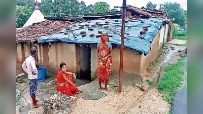 चतरा की केशिया देवी को डीसी के आश्वासन के बाद भी नहीं मिला आवास, 1 साल पहले बारिश में ढह गया था घर