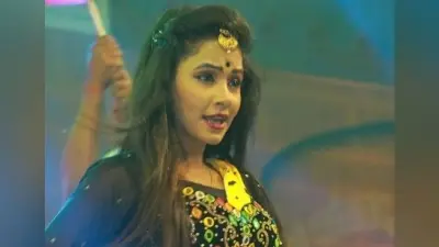 तृषाकर मधु के होठ ललिया…पर बेकाबू हुई भीड़, आस्था के नाम अश्लीलता आया सामने, देखें Video