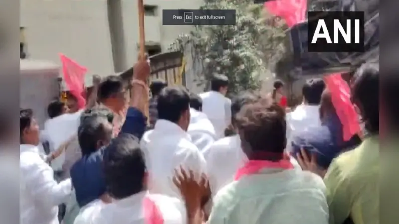 तेलंगाना में भाजपा सांसद के घर तोड़फोड़, टीआरएस ने लगाये गंभीर आरोप, देखें वीडियो