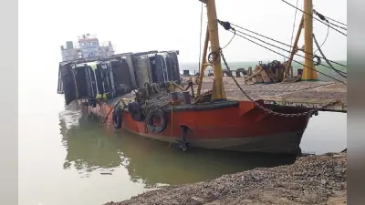 साहिबगंज में बड़ा हादसा, लोडिंग के समय जहाज पर टायर में ब्लास्ट, ट्रक गंगा नदी में समाया, ड्राइवर लापता