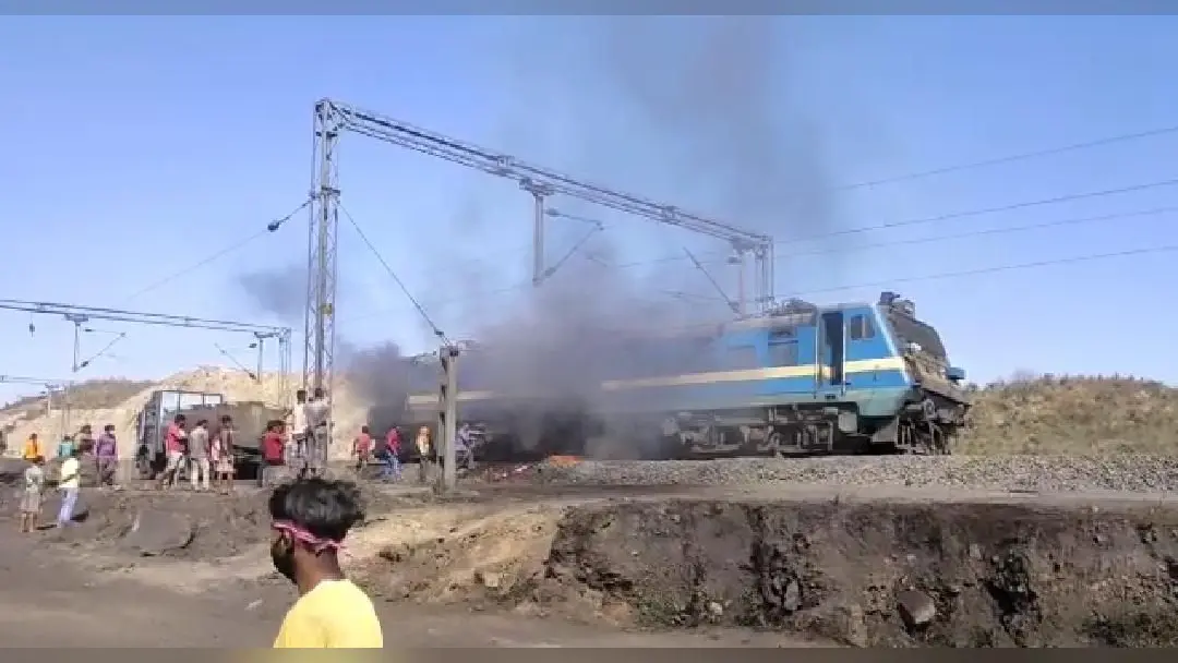 Indian Railways News : झारखंड के लातेहार में कोयला लदी मालगाड़ी के इंजन में लगी आग, रेलकर्मियों की तत्परता से आग पर पाया गया काबू