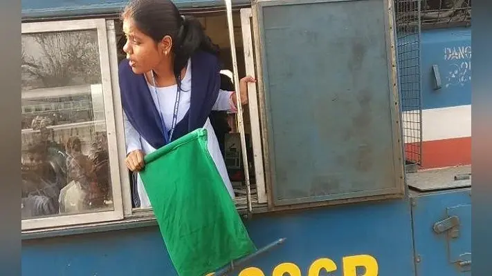 छपरा-सीवान-भटनी के रेल खंड पर महिला रेल कर्मियों ने चलाई पैसेंजर ट्रेन