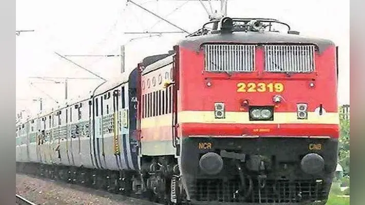 बिहार ट्रेन हादसा: बोगियों को गैस कटर से काटकर देर रात निकाला गया शव, तेज रफ्तार से पटना की ओर आ रही थी ट्रेन