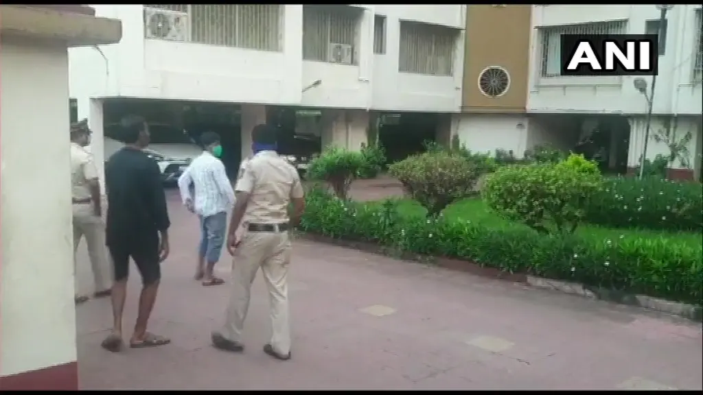 SSR Case में रिया चक्रवर्ती के घर आज सुबह-सुबह NCB का छापा, कार, मोबाइल, हार्ड डिस्क और लैपटॉप की जांच