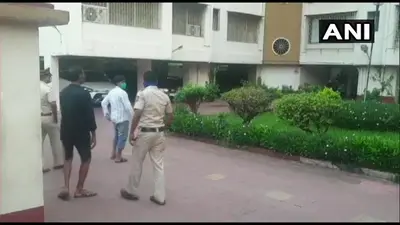 SSR Case में रिया चक्रवर्ती के घर आज सुबह-सुबह NCB का छापा, कार, मोबाइल, हार्ड डिस्क और लैपटॉप की जांच