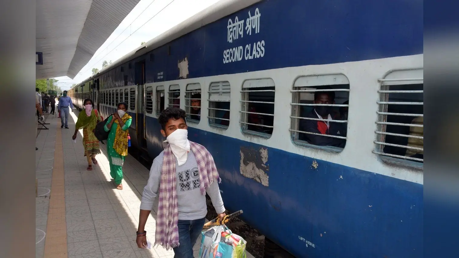 डेढ़ महीने बाद रेलवे ने फिर भरी सांस, जानें कैसा रहा है सफर
