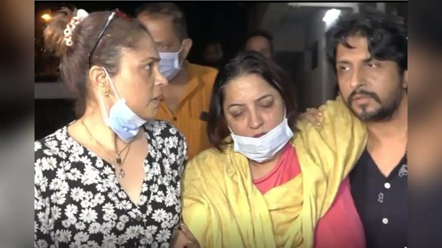Tunisha Sharma Mother: बेटी की बॉडी देख बेसुध हुई मां, रो-रोकर बुरा हाल, VIDEO देख आप भी हो जाएंगे इमोशनल