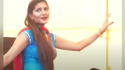 सपना चौधरी ने इस गाने पर किया गरदा डांस, देखें देसी क्वीन का स्टेज पर आग लगा देने VIDEO