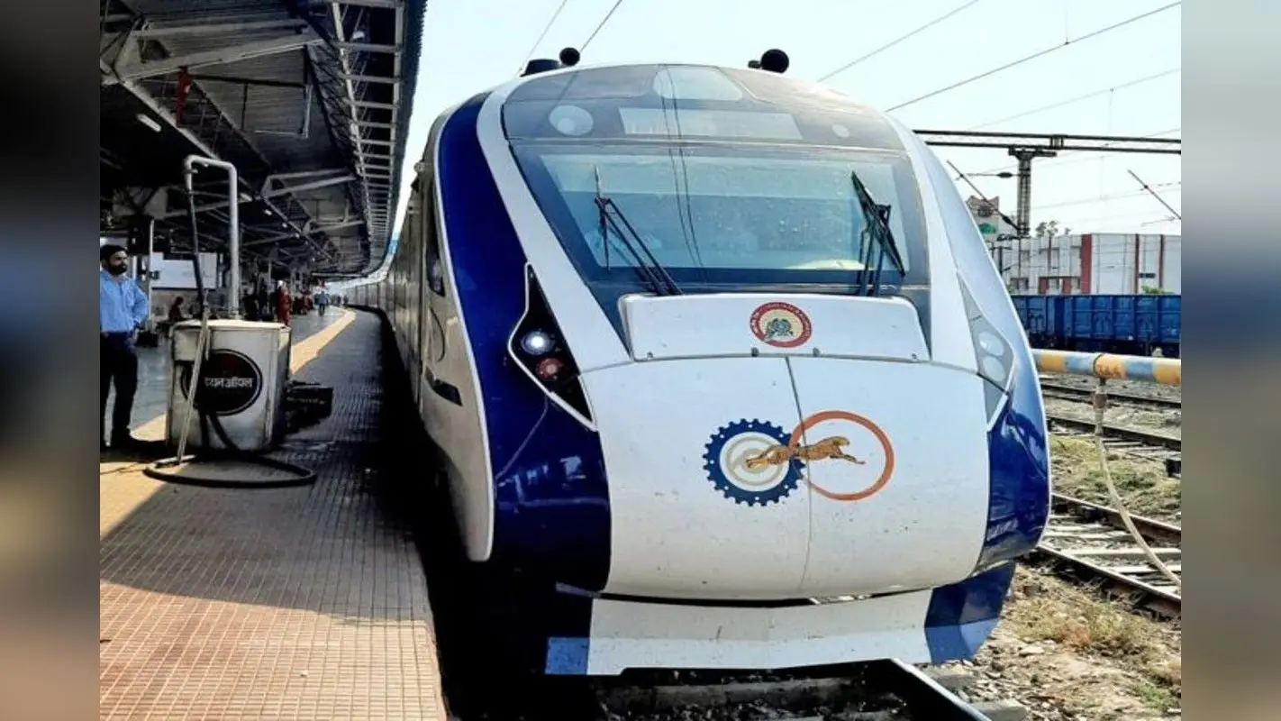 PHOTOS: लखनऊ से देहरादून जाने वाले पर्यटकों के लिए खुशखबरी! जल्द चलने वाली है वंदे भारत ट्रेन, जानें किराया