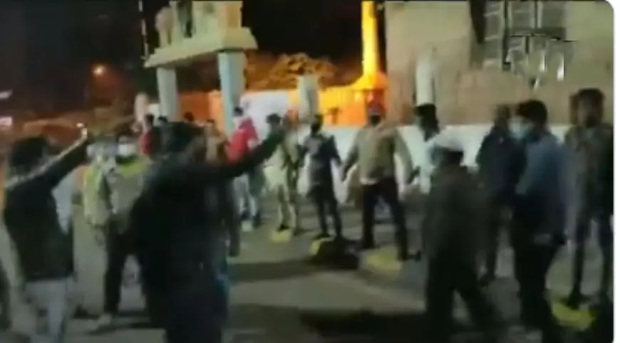 VIDEO : जब बेंगलुरू हिंसा के दौरान हनुमान मंदिर की रक्षा के लिए मुसलमान युवक खड़े हो गये ढाल बनकर