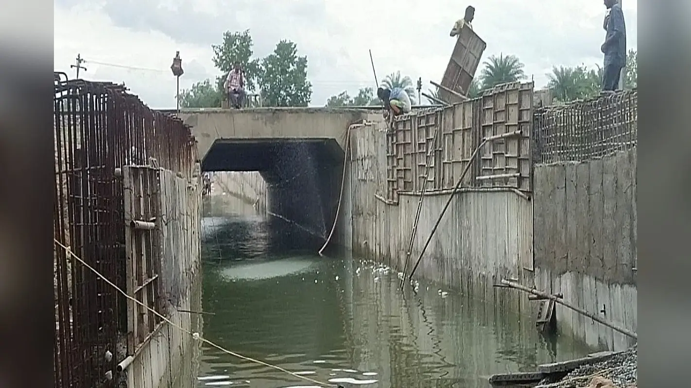 चक्रधरपुर रेलवे स्टेशन के पास बने अंडरपास पर जमा बारिश का पानी, रेलवे ने बंद किया अंडरपास