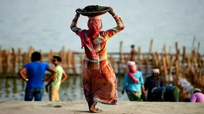 हम कामगारों के प्रति निष्ठुर क्यों हैं