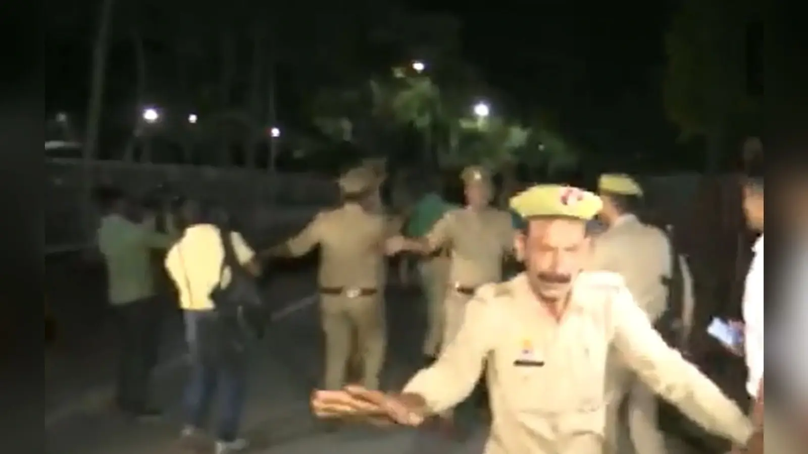 Earthquake: दिल्ली-यूपी समेत पूरे उत्तर भारत में कांपी धरती, नेपाल-चीन में भी झटके, 6 लोगों की मौत