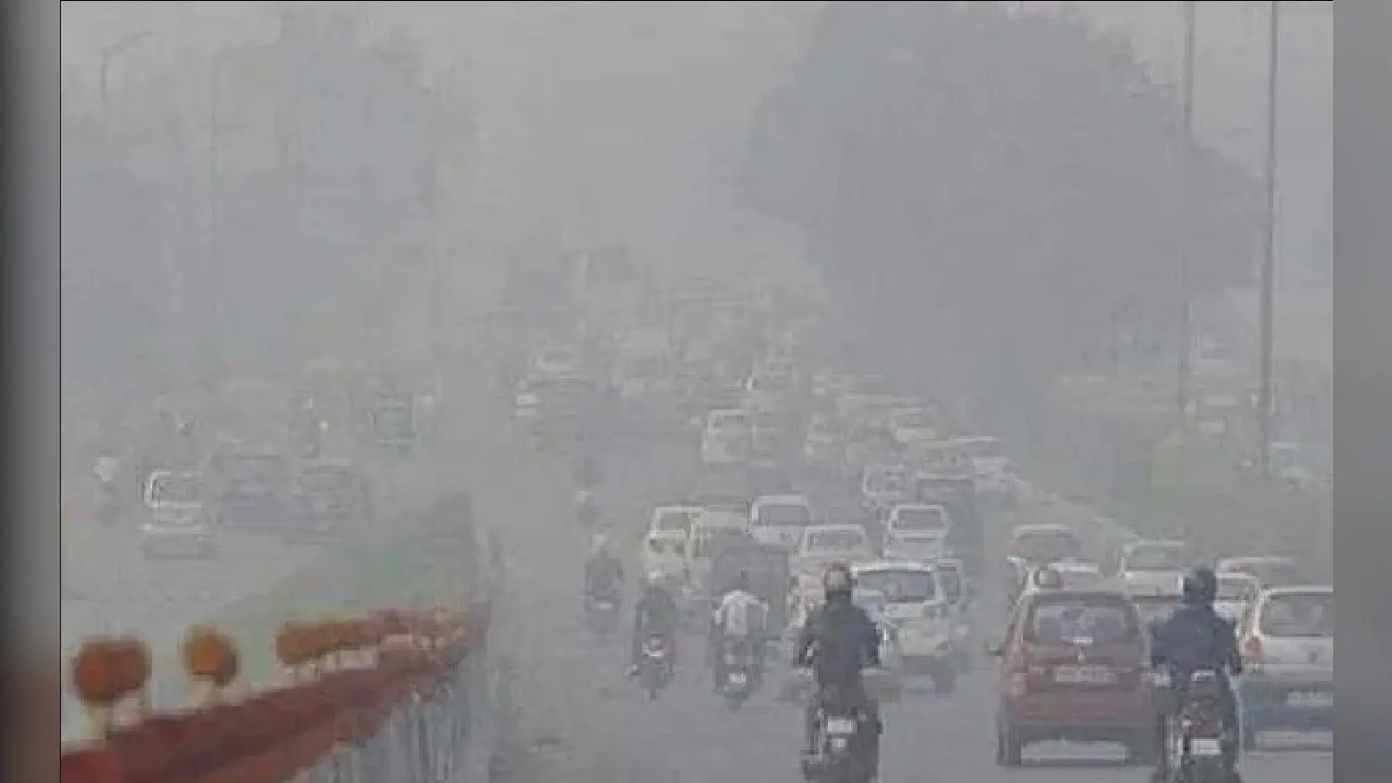 नोएडा स्टेडियम में मिल्खा सिंह की जगह लगा दी गयी फरहान अख्तर की तस्वीर,वायरल