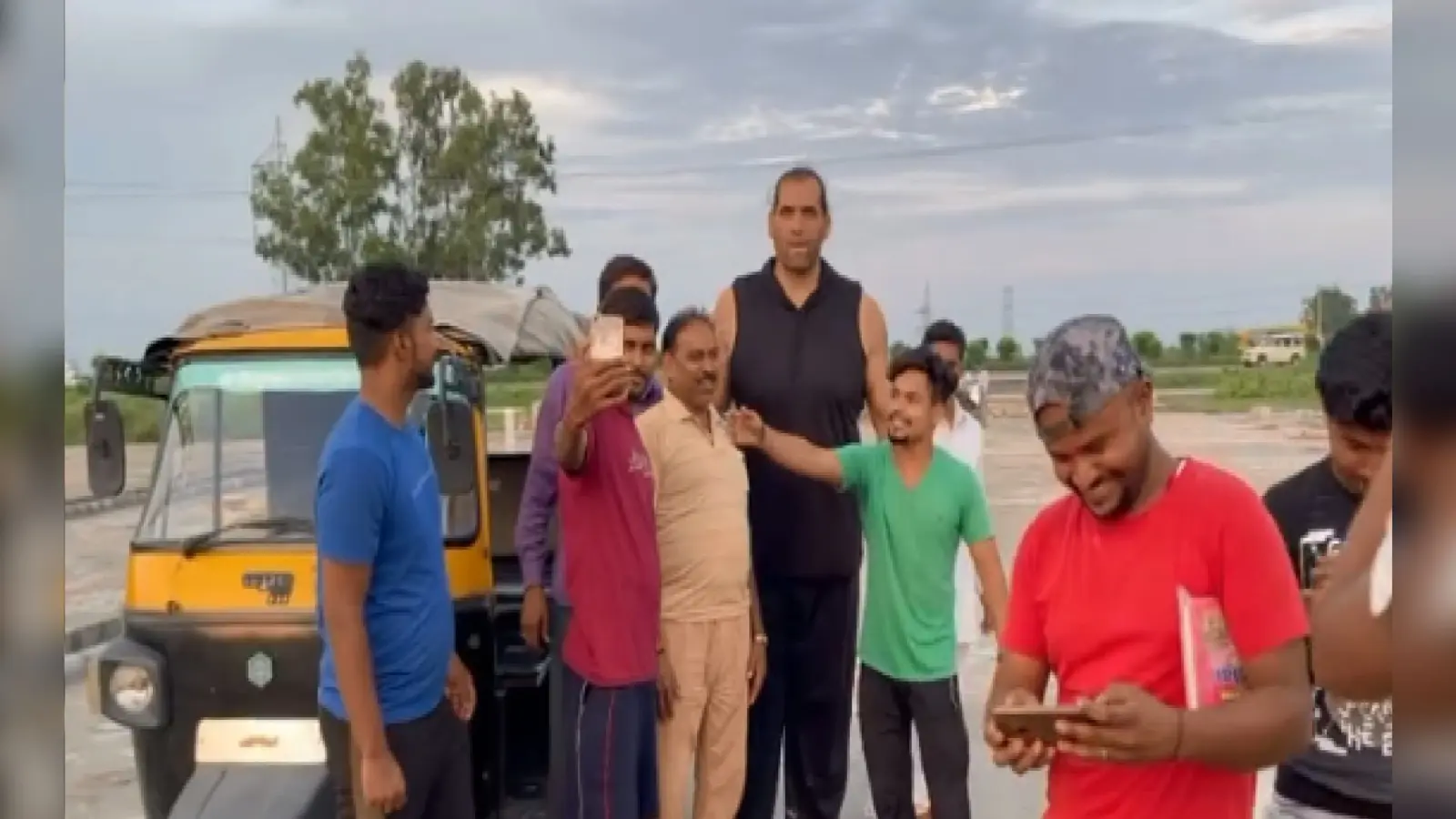 सवारी को पकड़ पकड़ कर ऑटो में बैठाया और ड्राइविंग सीट पर बैठ गये द ग्रेट खली, देखें वीडियो