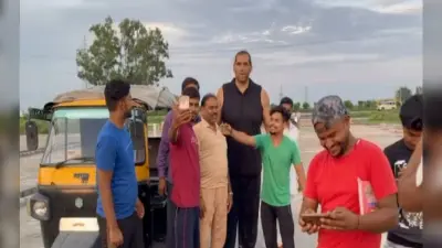 सवारी को पकड़ पकड़ कर ऑटो में बैठाया और ड्राइविंग सीट पर बैठ गये द ग्रेट खली, देखें वीडियो