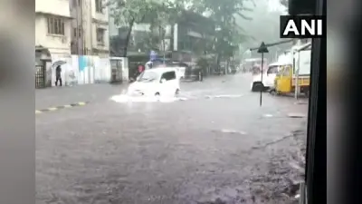 Mumbai rain news: जलमग्न हुई मुंबई बढ़ी परेशानी, कई रूट डायवर्ट