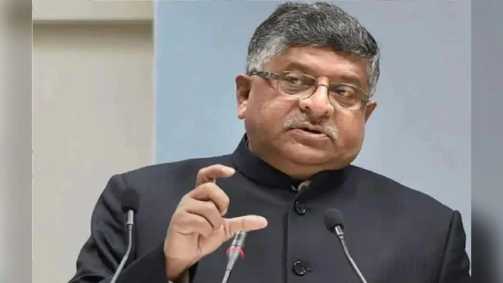 सोशल साइट के इस्तेमाल पर कंपनी और सरकार आमने सामने, रविशंकर प्रसाद ने कहा- साधारण यूजर्स को डरने की जरूरत नहीं