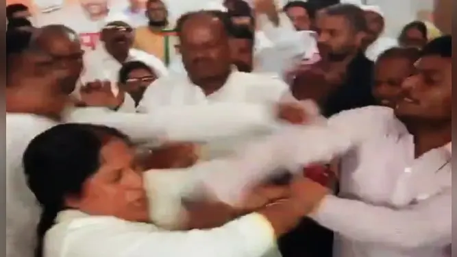 देवरिया में कांग्रेस उम्मीदवार को लेकर हुए हंगामा मामले में अनुशासनहीनता के आरोप में दो नेता निष्कासित, तीन सदस्यीय जांच कमेटी गठित