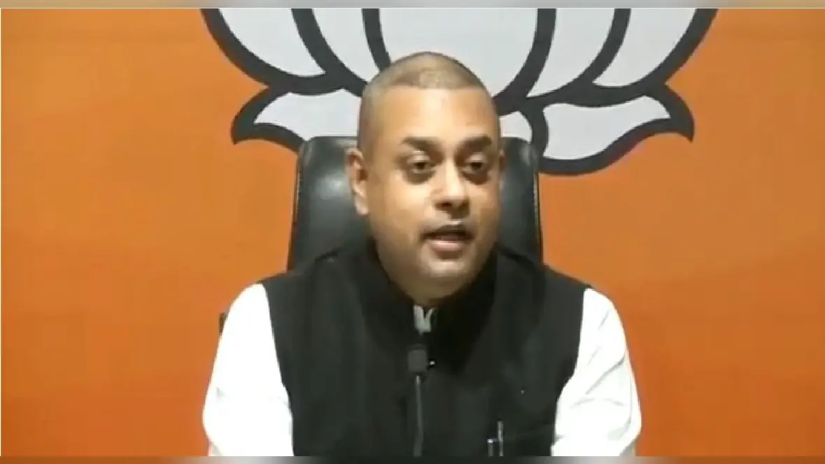 बीमारी का बहाना बनाकर देश से भागे नवाज शरीफ, सियार बनकर फौज पर कर रहे हैं हमला : इमरान खान