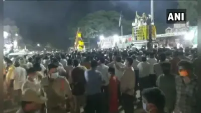 आंध्र प्रदेश: वाईएसआरसीपी नेता ने मानाया जन्मदिन. कोरोना काल में नियमों की उड़ाई धज्जियां