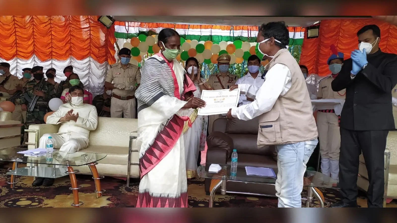 सारंडा के नक्सल प्रभावित इलाके में 20 किमी चलकर पढ़ाने जाते हैं फ्रांसिस मुंडा, स्वतंत्रता दिवस के मौके पर सरकार ने दिया सम्मान