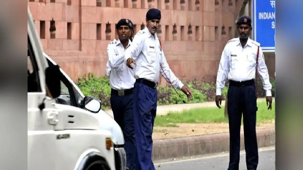 दिल्ली में सोशल डिस्टेंसिंगका नियम तोड़ने पर 800 ल���गों का जुर्माना
