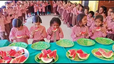 UP News : मऊ के सरकारी स्कूल में शनिवार बना फन डे, शिक्षक चंदा कर बच्चों को खिला रहे मौसमी फल- व्यंजन