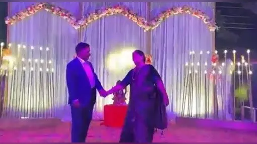 VIDEO: बिटिया की शादी में जमकर नाचे BJP विधायक, ट्विटर यूजर्स बोले- वाह नेताजी, गजबे कर दिया