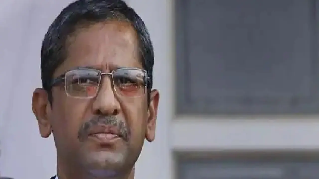 Madhya Pradesh: चलती ट्रेन में चढ़ने के दौरान फिसला व्यक्ति, बहादुर महिला ने बचाई जान, वीडियो वायरल