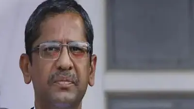 Madhya Pradesh: चलती ट्रेन में चढ़ने के दौरान फिसला व्यक्ति, बहादुर महिला ने बचाई जान, वीडियो वायरल