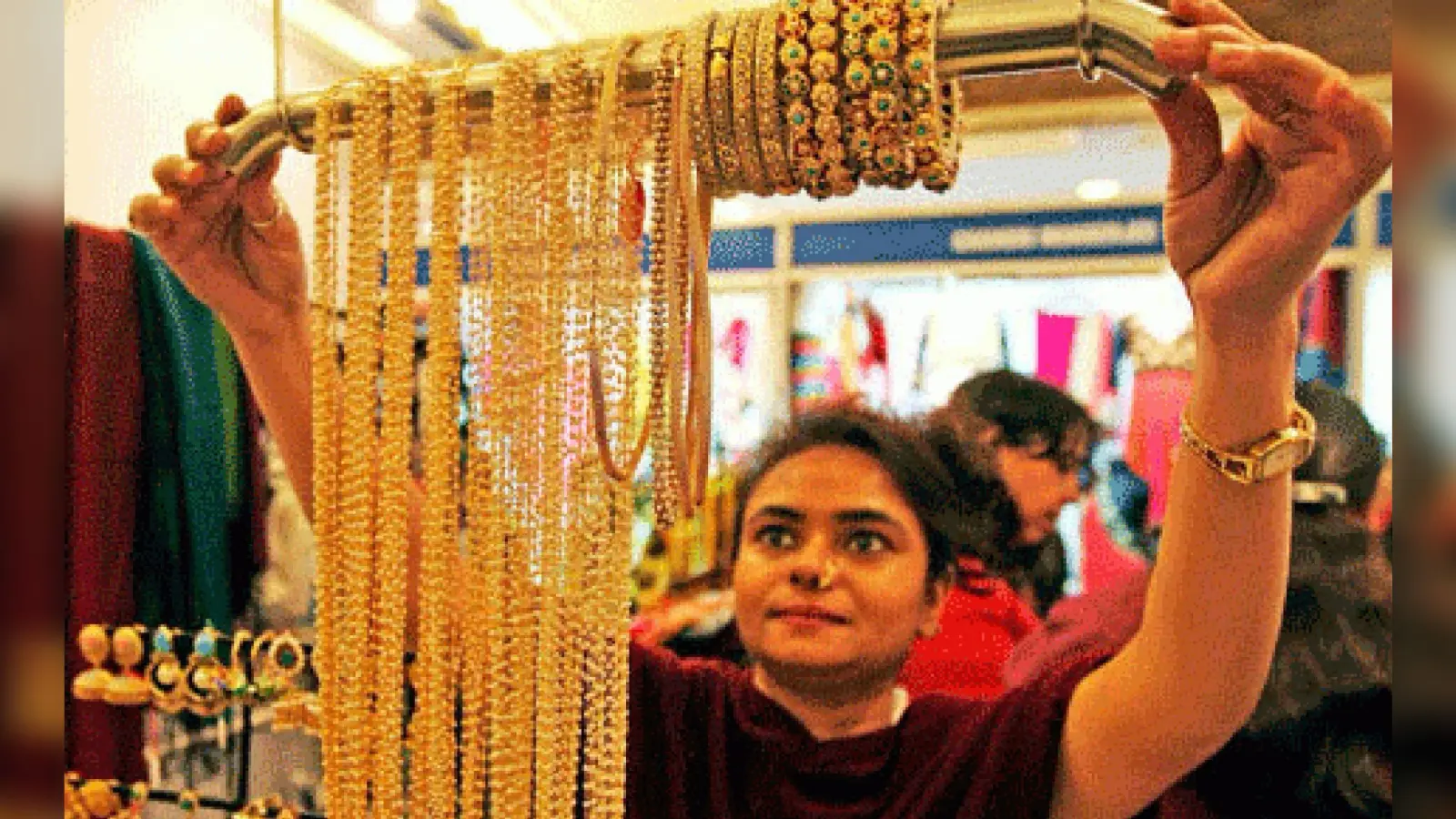Gold-Silver Price Today: सोना-चांदी के खरीदारों की बल्ले-बल्ले, औंधे मुंह गिरा दाम, जानें अपने शहर का भाव