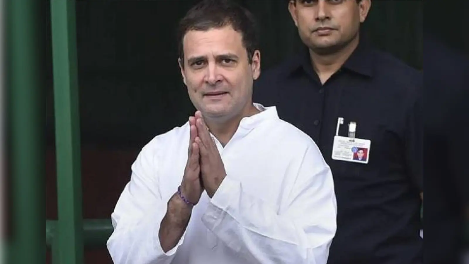 कांग्रेस नेता राहुल गांधी ने सेना के जवानों को किया सलाम कहा, पाकिस्तान डर रहा है