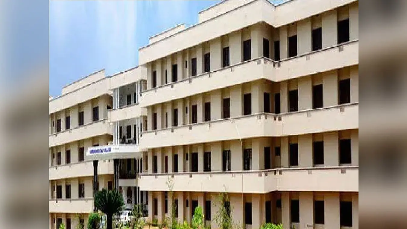 दिल्ली में लगातार हो रही है बारिश, यातायात का हाल बेहाल