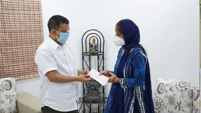 कोविड-19 की वजह से मारे गये फार्मासिस्ट के परिवार से मिले केजरीवाल , एक करोड़ रुपये की सहायता दी