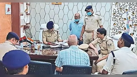 डीआइजी मनु महाराज ने की अभिलेख की जांच, कहा- अभिलेख रखें दुरुस्त
