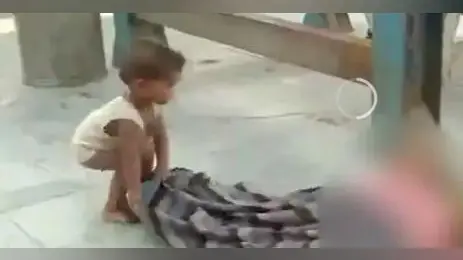 मृत मां को जगाने की कोशिश करता रहा मासूम, वीडियो हुआ वायरल तो आया रेलवे का बयान