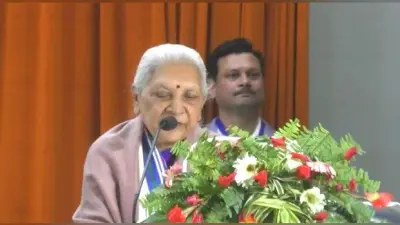 डीडीयू के दीक्षांत समारोह में टॉपर्स का सम्मान, राज्यपाल आनंदीबेन बोलीं- काशी के विकास को भी पढ़ें बच्चे