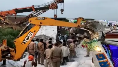 UP News: घने कोहरे की वजह से टकराई 20 से ज्यादा गाड़ियां, ईस्टर्न पेरिफेरल एक्सप्रेसवे पर दर्दनाक सड़क हादसा