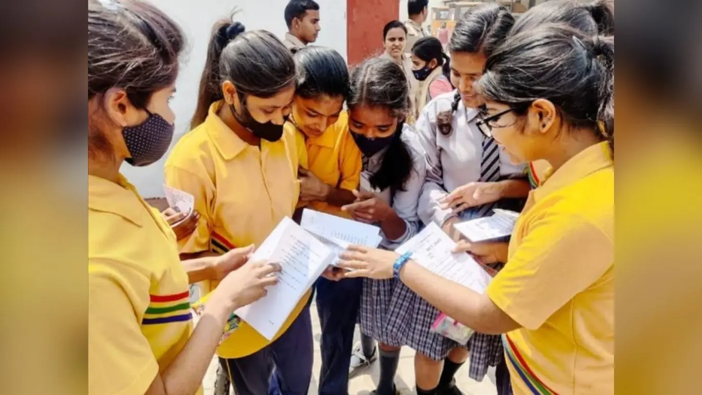 यूपी बोर्ड परीक्षा देने वाले छात्र-छात्राओं के चेहरे पर झलक रही थी खुशी, पेपर देने के बाद ये कहा…