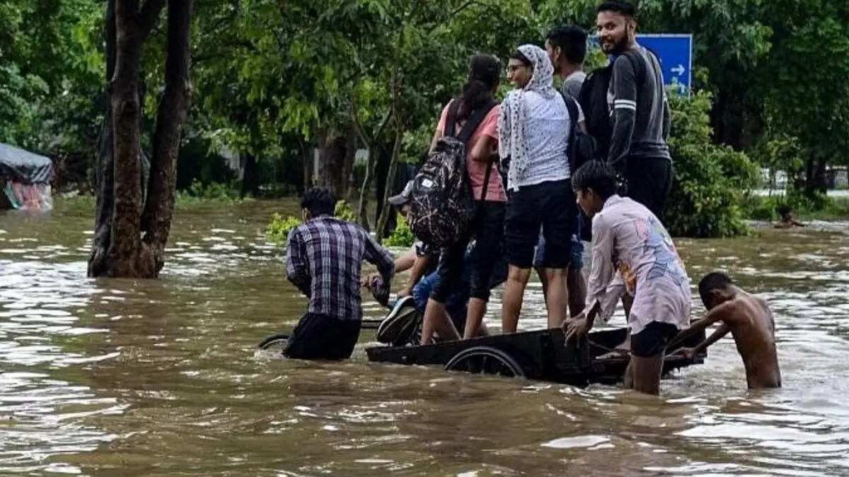 UP Heavy Rain Alert: यूपी में आफत की बारिश से जनजीवन बेहाल, कई जगह तबाही, नदियों के जलस्तर की हो रही निगरानी
