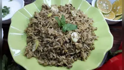 Makar Sankranti Khichdi Recipe: मकर संक्रांति पर खिचड़ी क्यों खाई जाती है? चावल और उड़द दाल वाली खिचड़ी बनाने की पूरी विधि सीखिए