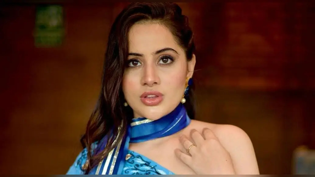 Urfi Javed का ऑफ शोल्डर ड्रेस देख फैंस का चकराया सिर, कहा- रस्सी खुल गई तो…