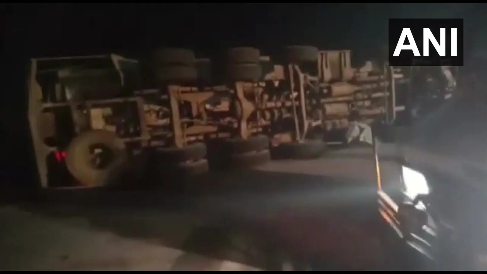 Mathura Accident : यमुना एक्सप्रेस वे पर टैंकर-कार में भीषण टक्कर, दो महिलाओं समेत 7 की मौत