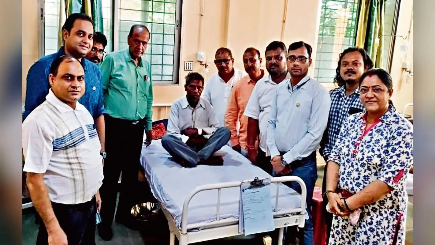 धनबाद : सुधरने लगी रामेश्वर की स्थिति, मदद को आगे आया प्रशासन, पत्नी बोली- प्रभात खबर ने बचाई जान