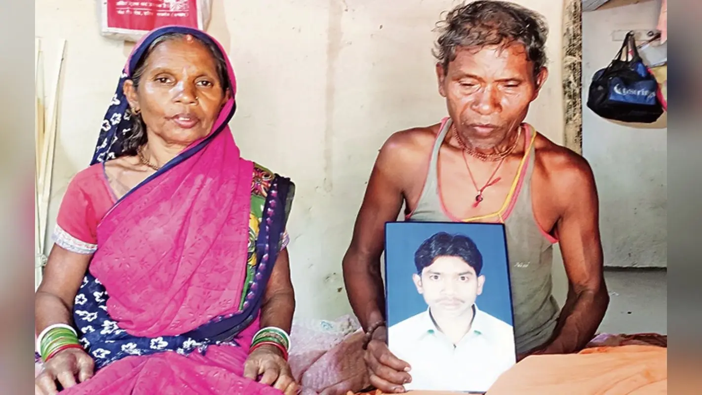 18 बछर में एक गो गिदर मानूस हो जाय हो, लेकिन हमर कगजा… सरकारी कार्यालयों का चक्कर काट रहे पिता का दर्द